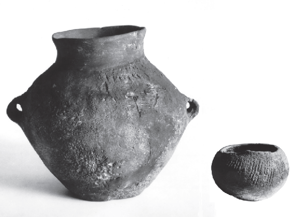 Schnurkeramische Amphore und Töpfchen, gefunden bei Knautnaundorf