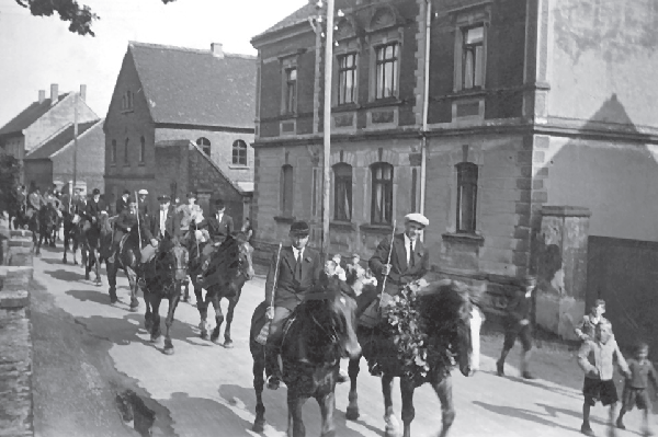 Aufzug der Ringreiter in der Dorfstraße, 1938
